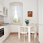 Helle, gepflegte Küche der Ferienwohnung Hideaway Bamberg mit Essplatz am Fenster und voll ausgestatteter Küchenzeile