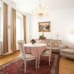 Großzügiger Essbereich mit klassischer Einrichtung, viel Licht und hochwertigem Ambiente in der Ferienwohnung