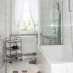 Badezimmer mit Badewanne, Tageslicht und moderner Ausstattung in der Ferienwohnung Hideaway Bamberg