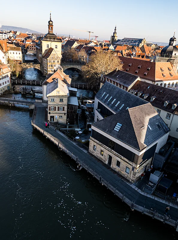 Luftaufnahme Altes Rathaus und Zentrum Welterbe Die UNESCO-Welterbestadt Bamberg aus der Vorgelperspektive mit Blick auf das Alte Rathaus und das Zentrum Welterbe.