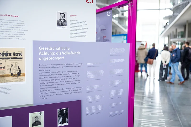 Ausstellungswand „Gefährdet leben"