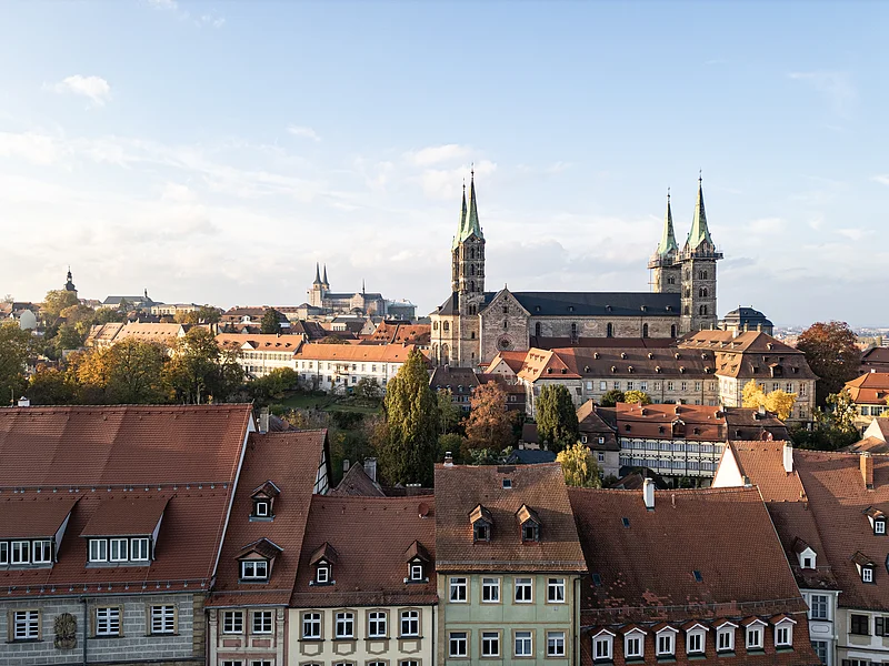 Blick auf Dom und Michaelsberg Sowohl der Dom als auch die roten Dächer der Häuser in der Bamberger Altstadt prägen den Charme der UNESCO-Welterbestadt.