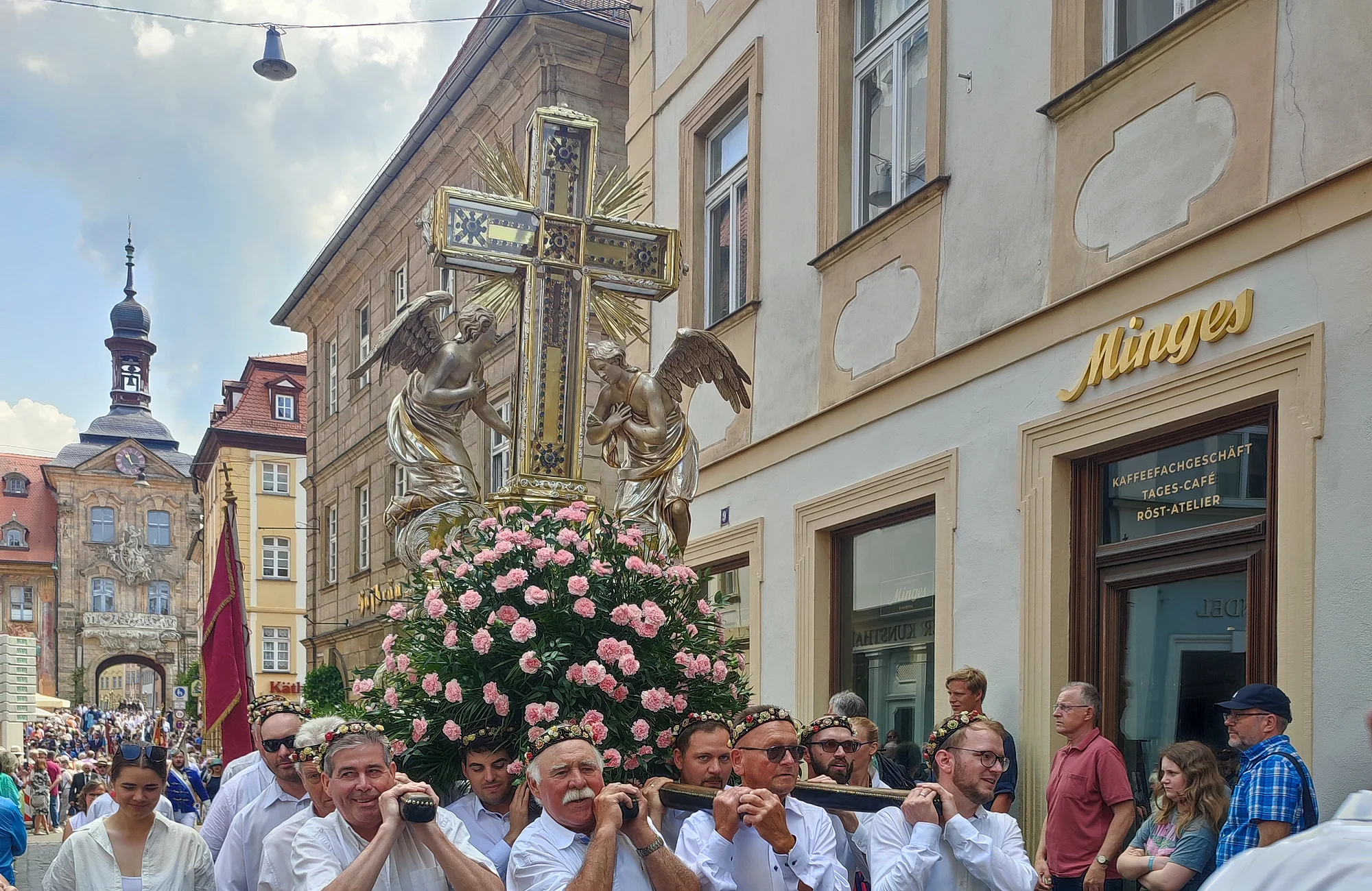 An Fronleichnam zieht eine große Prozession durch die Altstadt von Bamberg. Erstmalig wurde diese 1390 durchgeführt.