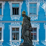 Barockgebäude mit Statue der Heiligen Kunigunde auf der Unteren Brücke in Bamberg
