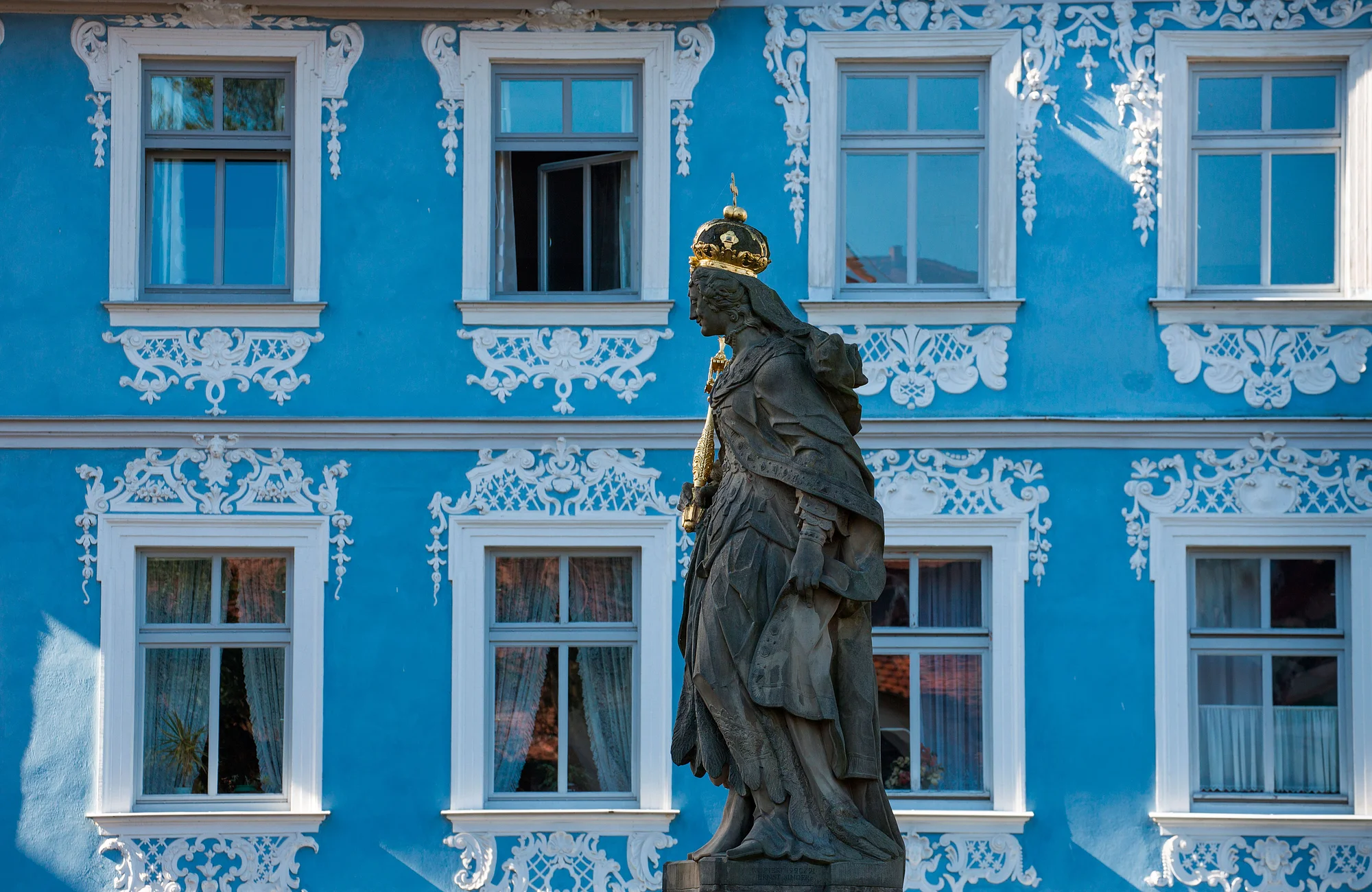 Statue der Heiligen Kunigunde auf der Unteren Brücke Barockgebäude mit Statue der Heiligen Kunigunde auf der Unteren Brücke in Bamberg