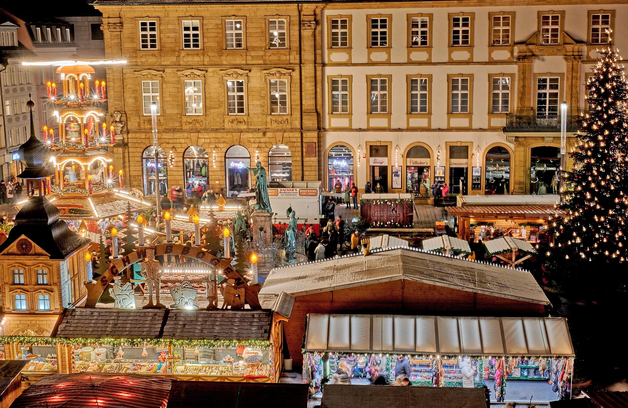 Bamberger Weihnachtsmarkt Der Bamberger Weihnachtsmarkt am Maximiliansplatz in der Fußgängerzone