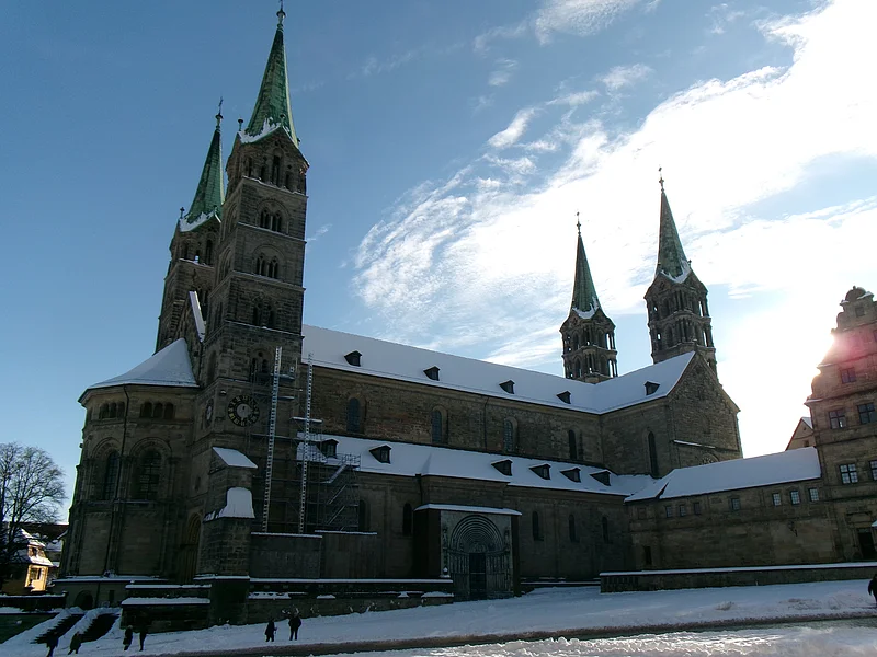 Der Bamberger Dom im Schnee Der hohe Dom zu Bamberg ist mit Schnee bedeckt.