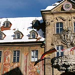 Das Alte Rathaus in der Bamberger Altstadt im Schnee.