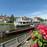 Die ehemalige Fischersiedlung wird liebevoll „Klein Venedig“ genannt, Sie besteht aus einer hübsch geschmückten Zeile alter Fachwerkbauten, überwiegend von mittelalterlicher Bausubstanz. Winzige Vorgärten, an denen sich die Anlegestellen für die Kähe befinden, reihen sich am Ufer der Regnitz aneinander und bilden ein romantisches Ensemble. Mit dem Ausflugsschiff fährt man heute direkt an dieser einmaligen Häuserzeile vorbei.
