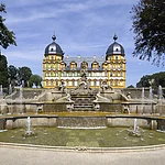 Die Kaskade am Schloss Seehof in Memmelsdorf bei Bamberg. Im Hintergrund ist das Schloss zu sehen.