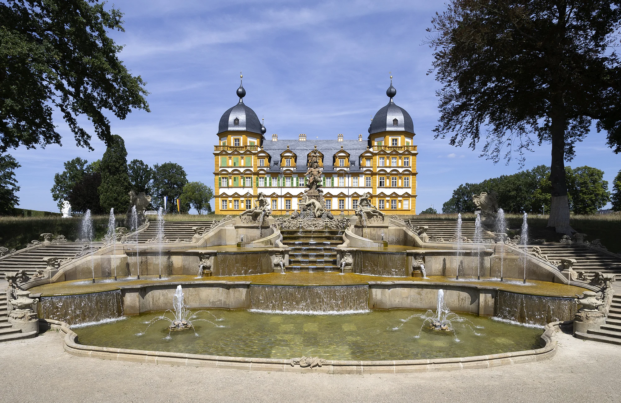 Schloss Seehof in Memmelsdorf bei Bamberg mit Kaskade Die Kaskade am Schloss Seehof in Memmelsdorf bei Bamberg. Im Hintergrund ist das Schloss zu sehen.