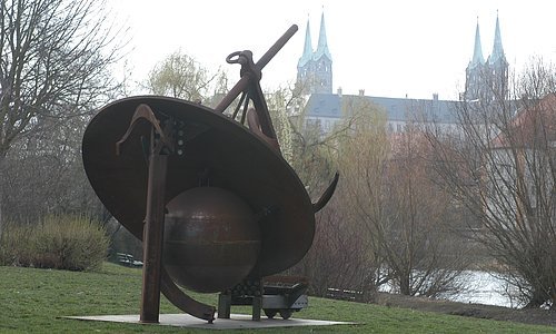 Große Ankerfigur von Bernhard Luginbühl - Teil des Skulpturenweges