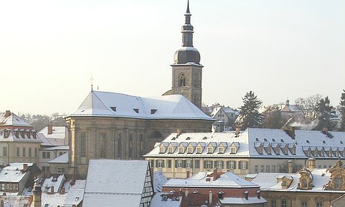 Blick auf die Stephanskirche im Winter