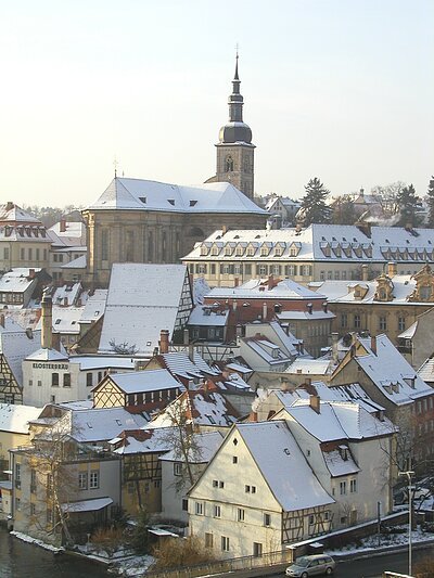 Blick auf die Stephanskirche im Winter