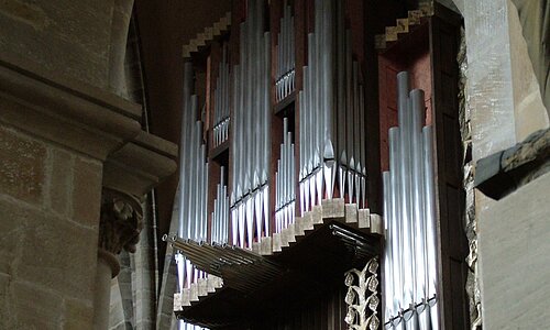 Nach der Stadtführung in einer Kirchenbank niederlassen. Ruhe kehrt ein. Bei Orgelklängen aus Werken J.S. Bachs das Geschehene noch einmal im Geiste Revue passieren lassen.